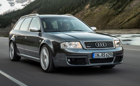 Audi RS6 C5 grise en roulage sur route de montagne, première génération du break sportif Audi