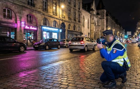 Voiture devenue problème symbolisé par ce contrôle radar en centre ville