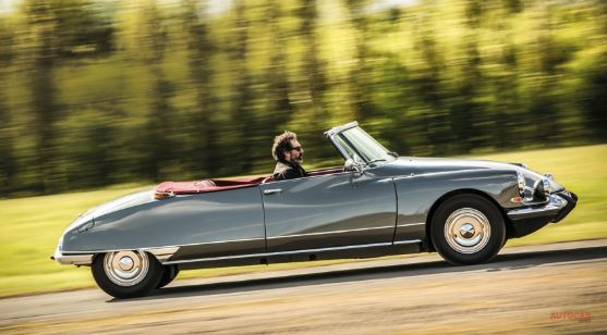 Citroën DS cabriolet gris en roulage sur route, version rare et très recherchée par les collectionneurs