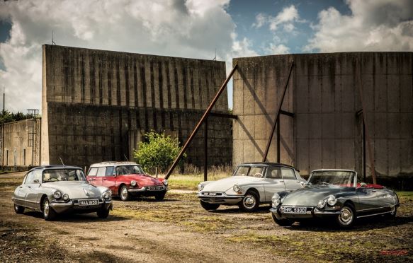 Alignement de plusieurs Citroën DS de différentes carrosseries et générations, berlines et cabriolets réunis
