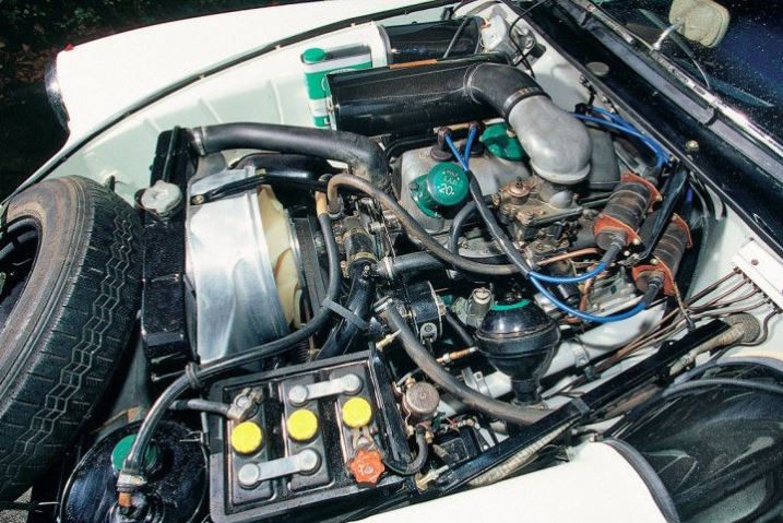 Compartiment moteur d’une Citroën DS montrant la mécanique et les composants techniques d’époque
