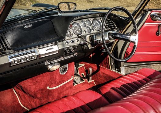 Tableau de bord Jaeger en option d’une Citroën DS conduite à droite et intérieur rouge d’origine