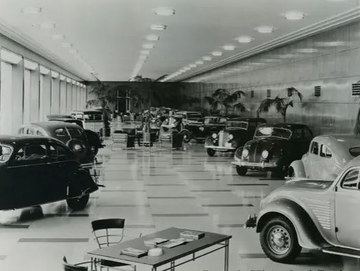 Crise de 1929 automobile . Show room Chrysler 1937