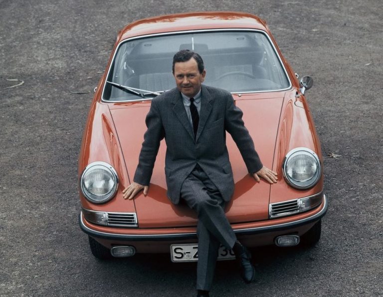 Ferdinand Alexander Porsche assis sur le capot d’une Porsche 911 dans les années 1960