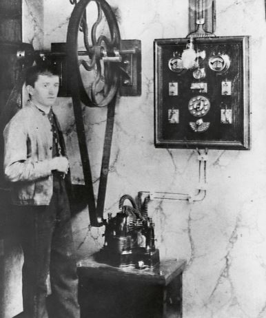 Jeune Ferdinand Porsche dans un atelier de mécanique au début de sa carrière