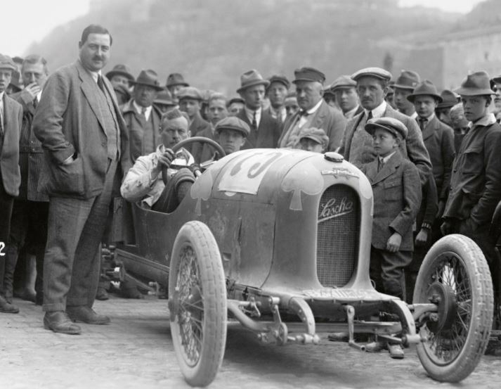 Ferdinand Porsche et son fils Ferry à coté d'une Austro-Daimler de course au début des années 1920