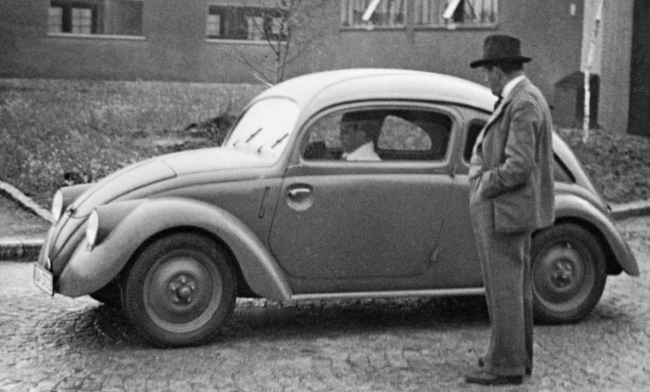 Ferdinand Porsche devant un prototype de la future Volkswagen Coccinelle avant-guerre