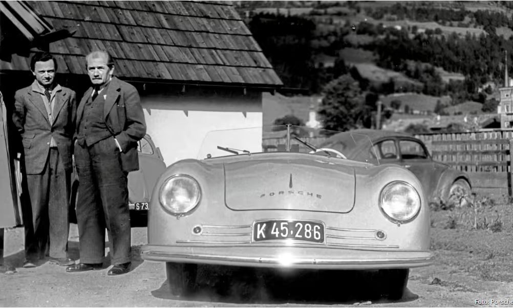 Ferdinand Porsche et Ferry Porsche devant l’atelier autrichien où naît la première Porsche 356 après la guerre