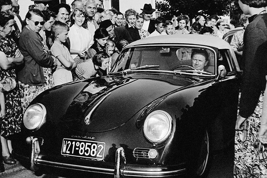 Ferry Porsche au volant d'une des première Porsche 356 lors d’une démonstration publique dans les années 1950
