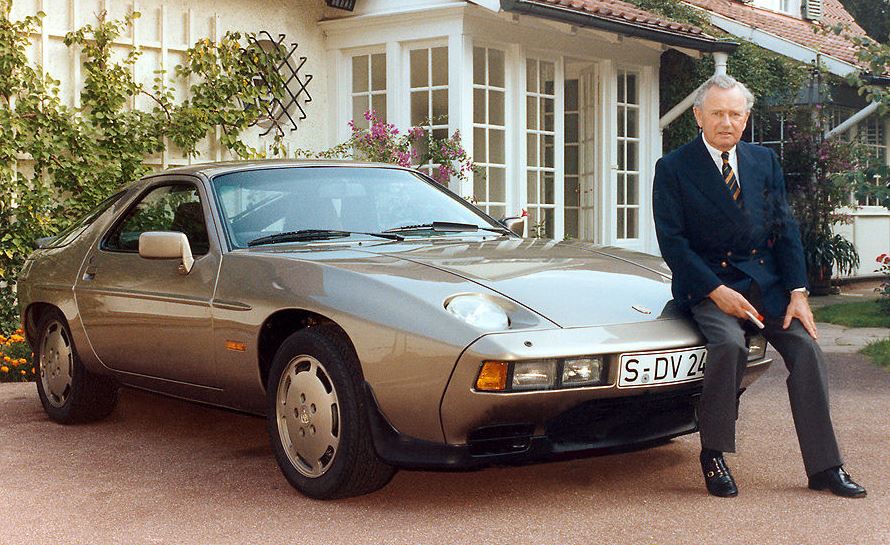 Ferry Porsche posant à côté d’une Porsche 928 à la fin des années 1970
