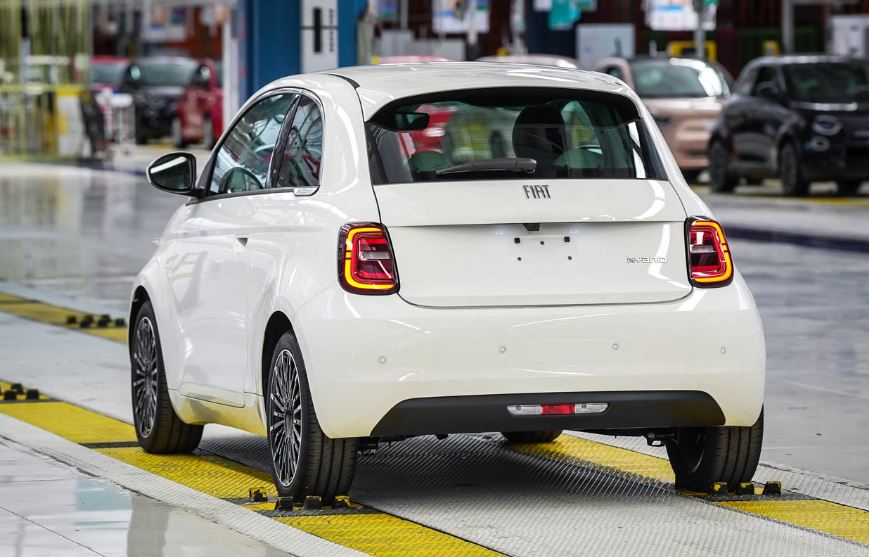 Fiat 500 hybride en fin de chaîne de montage dans une usine de production