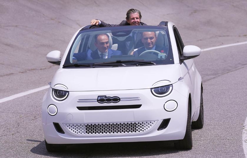 Fiat 500 découvrable hybride lors d’une présentation officielle