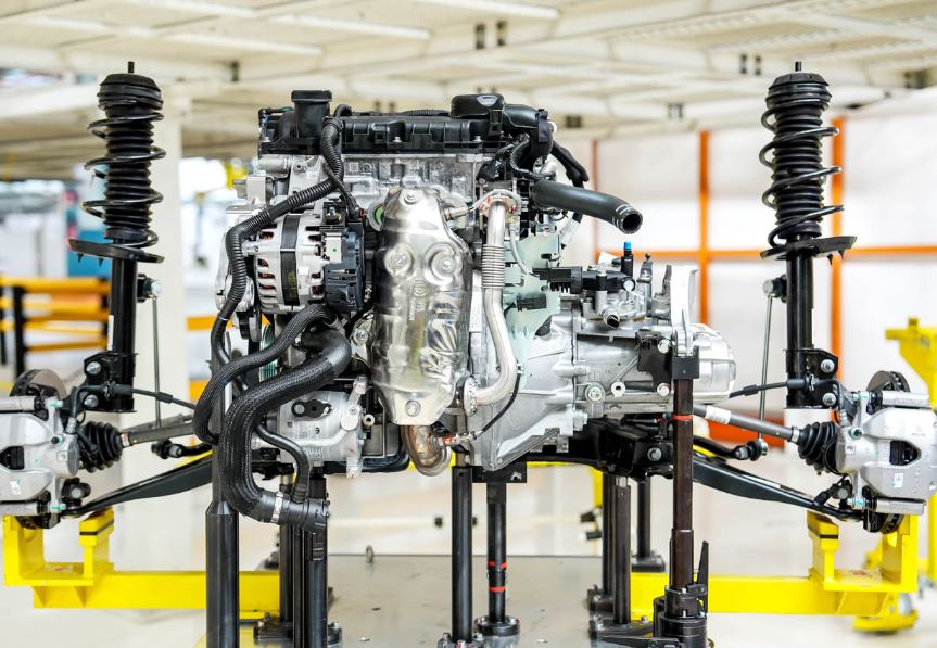 Groupe motopropulseur micro-hybride de la Fiat 500 en cours d’assemblage