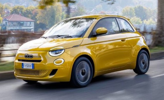 Fiat 500 hybride jaune en circulation sur route urbaine
