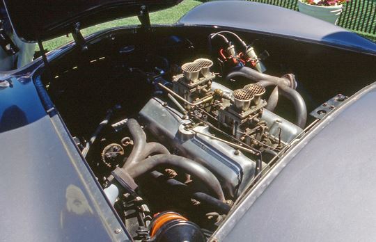 Compartiment moteur d’une Fiat 8V montrant le V8 compact avec carburateurs et tubulures apparentes