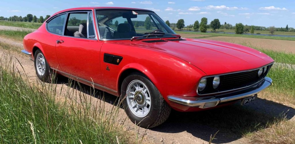Fiat Dino Coupé rouge vue avant trois quarts, GT italienne des années 1970 équipée du V6 Ferrari Dino 2400