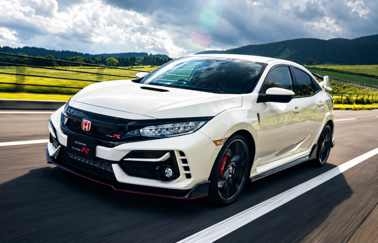 Honda Civic Type R FK8 blanche en conduite sur route