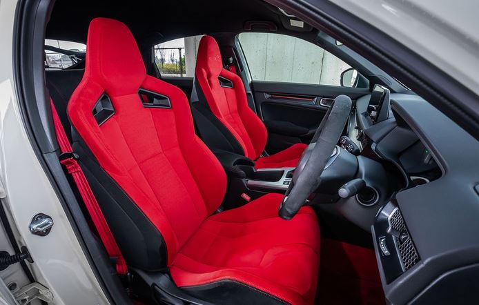 Intérieur de la Honda Civic Type R avec sièges sport rouges