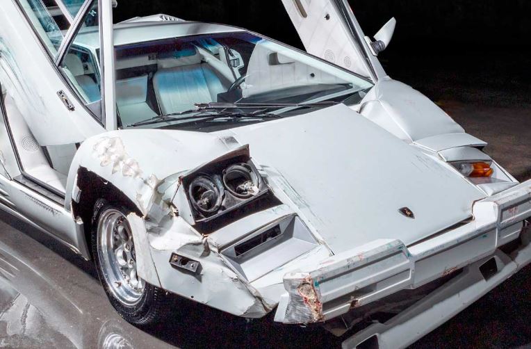 Lamborghini Countach blanche accidentée après une scène du film Le Loup de Wall Street