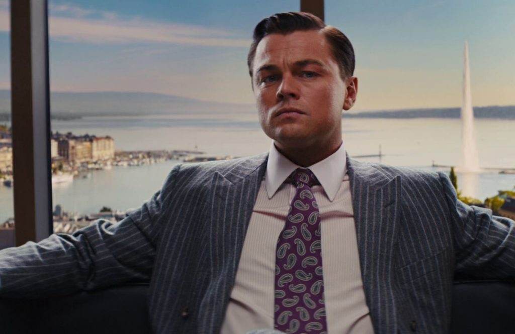 Leonardo DiCaprio incarnant Jordan Belfort dans une scène du film Le Loup de Wall Street