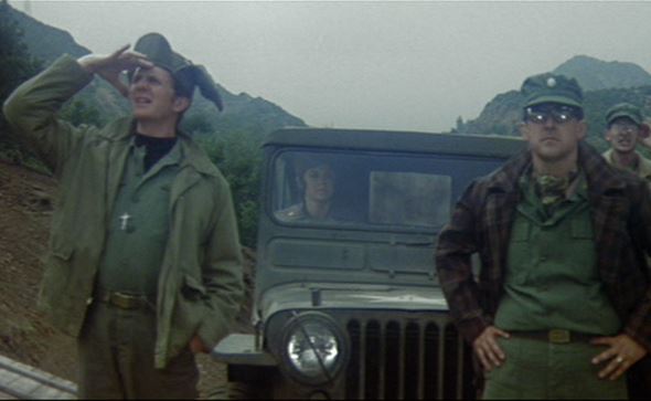 Jeep militaire du film M.A.S.H et le responsable du camp