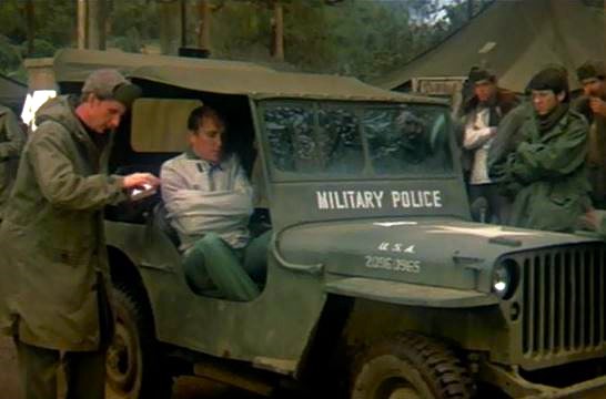 Jeep de la police militaire américaine dans le film M.A.S.H