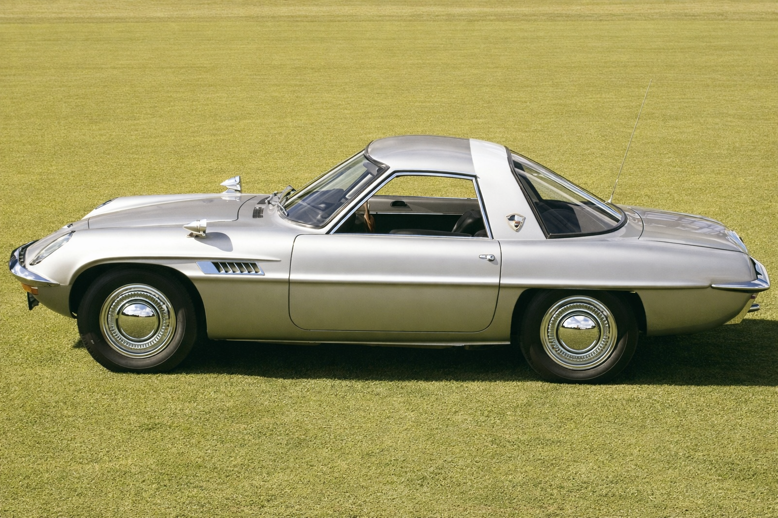 Mazda Cosmo Sport 110S exposée sur pelouse, premier coupé japonais à moteur rotatif