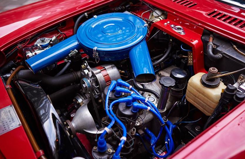 Moteur rotatif birotor de Mazda Cosmo Sport 110S dans son compartiment moteur