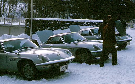 Mazda Cosmo Sport 110S alignées sous la neige lors d’un rassemblement de collection