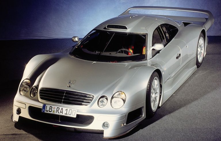 Mercedes CLK GTR argent vue trois quarts avant en showroom, supercar homologuée pour la route dérivée du championnat FIA GT
