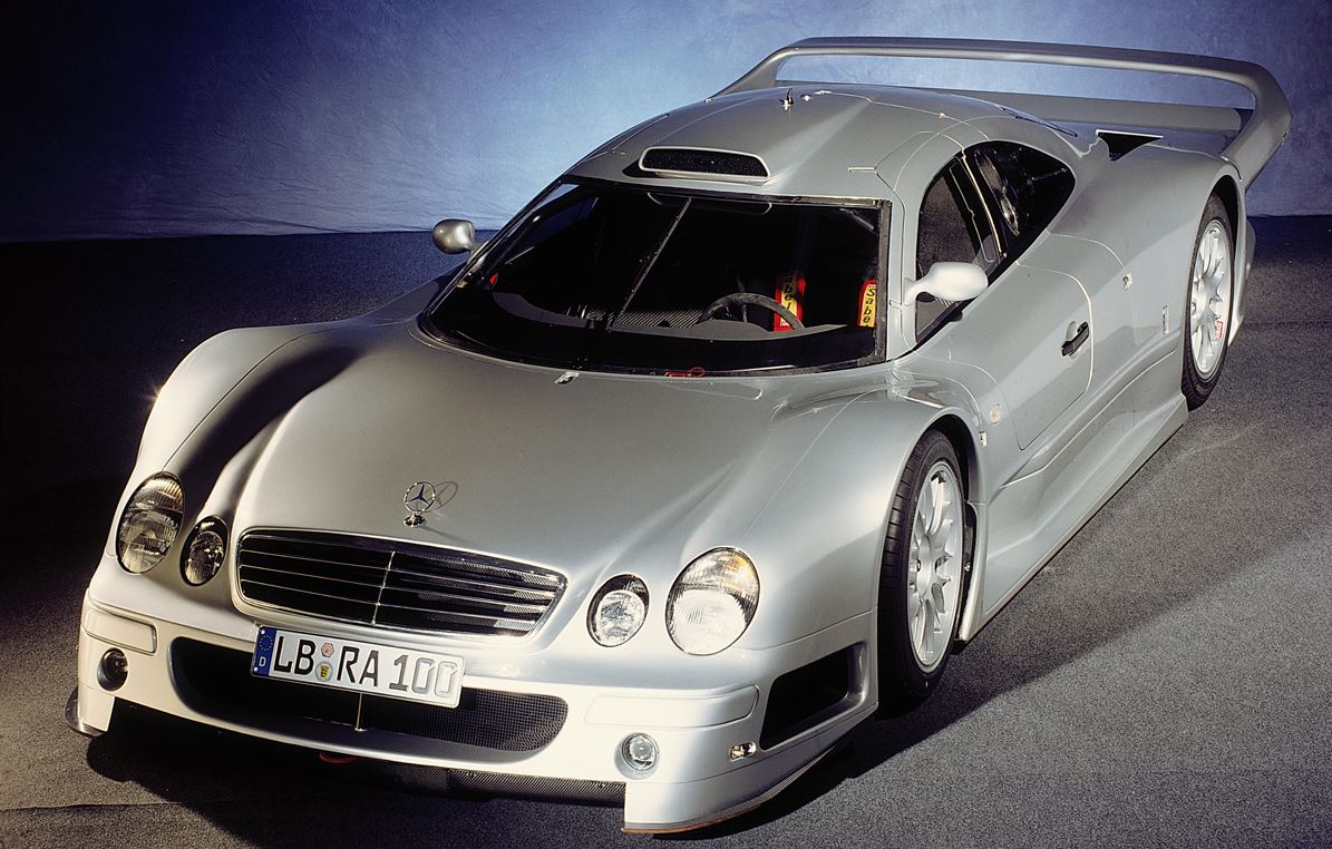 Mercedes CLK GTR argent vue trois quarts avant en showroom, supercar homologuée pour la route dérivée du championnat FIA GT