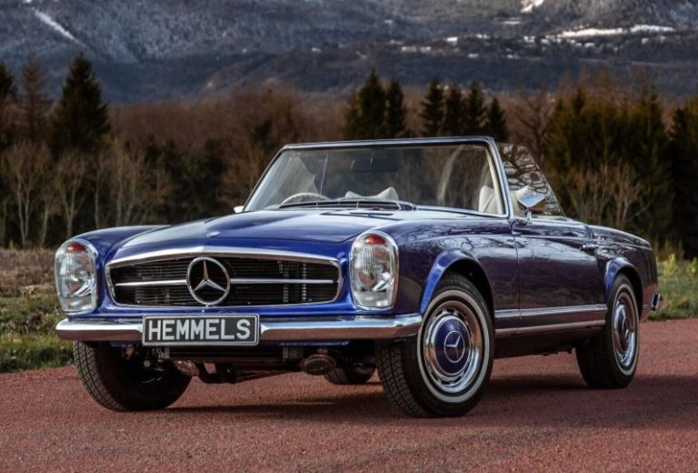 Mercedes-Benz 230 SL Pagode bleue cabriolet vue avant trois quarts sur route de montagne