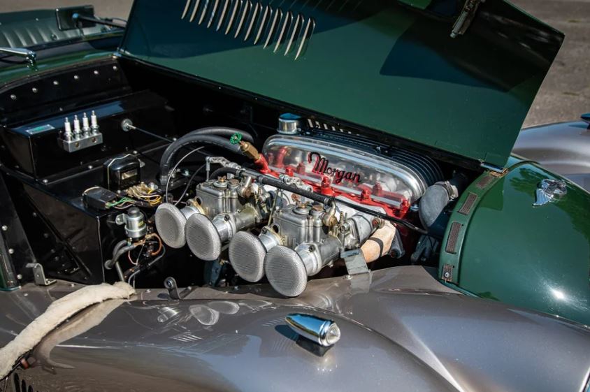 Moteur quatre cylindres apparent avec carburateurs sur une Morgan Plus 4 classique