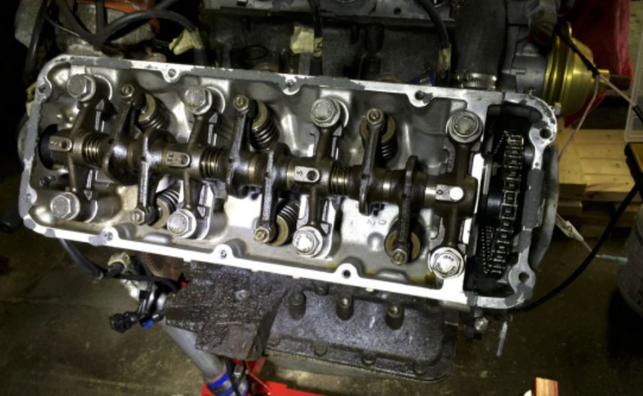 Culasse ouverte du moteur V6 PRV avec culbuteurs et distribution apparente