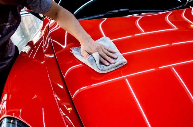 Application de cire après polish voiture pour protéger la peinture
