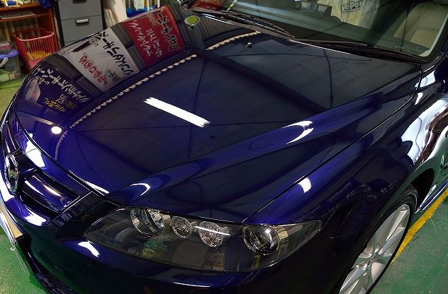 Polish voiture terminé, carrosserie brillante protégée après rénovation de la peinture