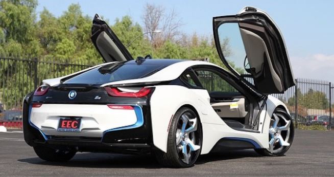 BMW i8 équipée de portes en élytre, ouverture dictée par la cellule carbone