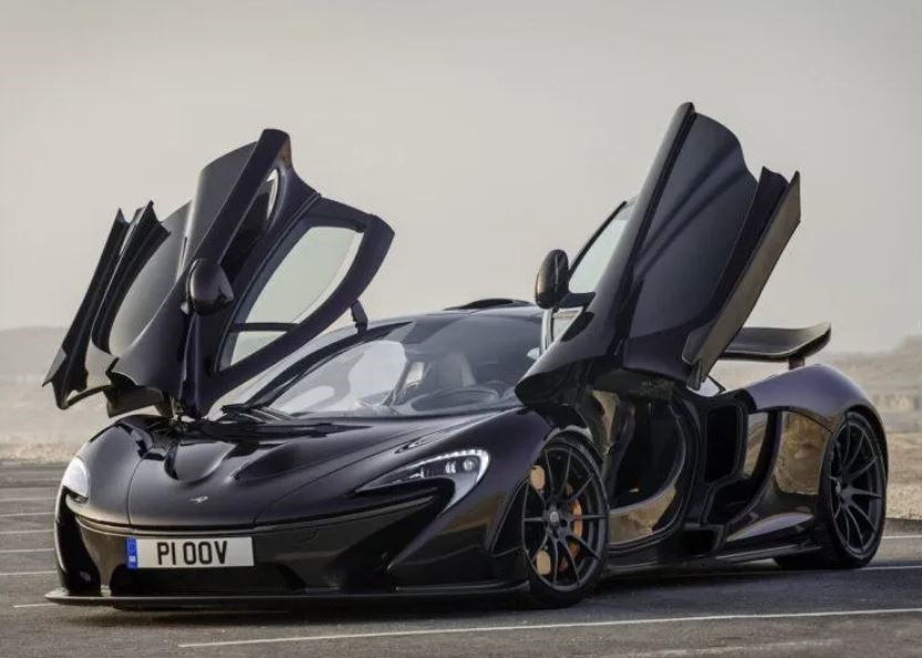 McLaren P1 avec portes en élytre ouvertes, exemple de cinématique multi-axes