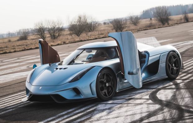 Hypercar Koenigsegg Regera dotée de portes dihedral à cinématique avancée proche des portes en élytre