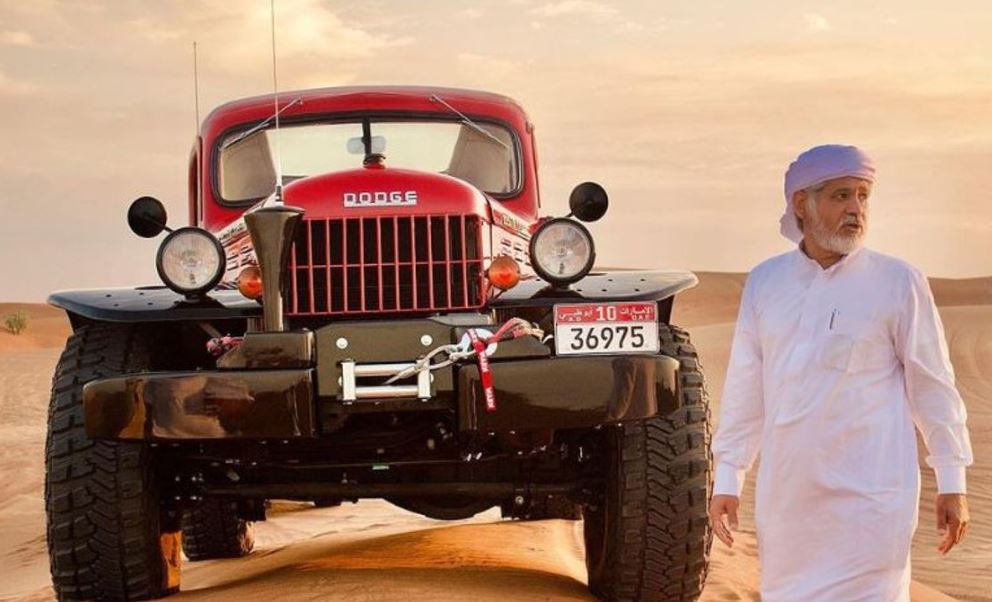 Dodge 4x4 modifiée du Rainbow Sheikh photographiée dans le désert des Émirats arabes unis