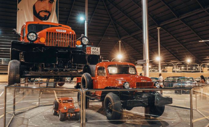 Entrée du musée automobile du Rainbow Sheikh à Abu Dhabi avec collection de véhicules géants