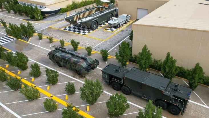 Véhicules militaires et engins lourds appartenant à la collection privée du Rainbow Sheikh