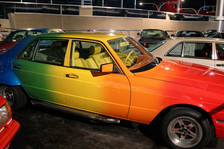 Mercedes arc-en-ciel de la collection du Rainbow Sheikh exposée au musée automobile d’Abu Dhabi