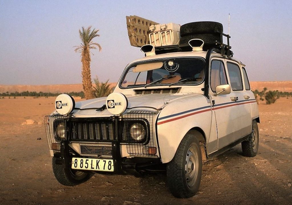 Renault 4L équipée pour un raid dans le désert avec phares additionnels et galerie de toit