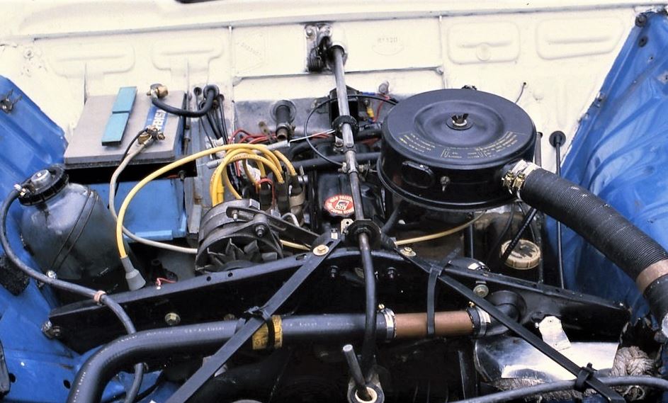 Moteur essence de Renault 4L vu dans le compartiment avant, mécanique simple et accessible