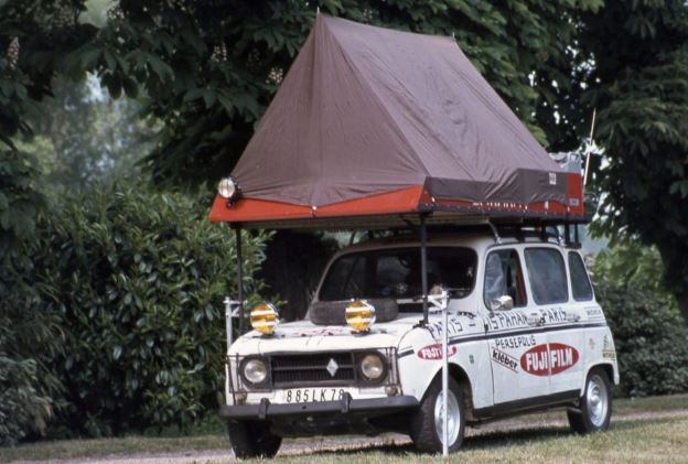 Renault 4L aménagée avec tente de toit pour le camping et les voyages en plein air