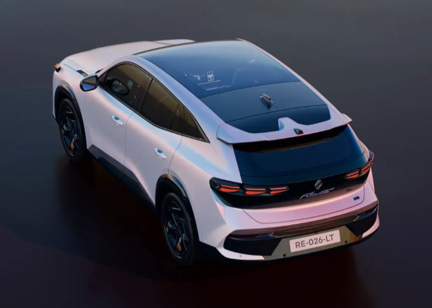 Vue aérienne arrière de la Renault Filante blanche roulant sur une surface dégagée au coucher du soleil