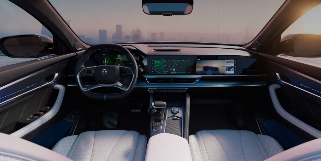 Tableau de bord numérique et écrans panoramiques à bord de la Renault Filante, vue depuis les sièges avant