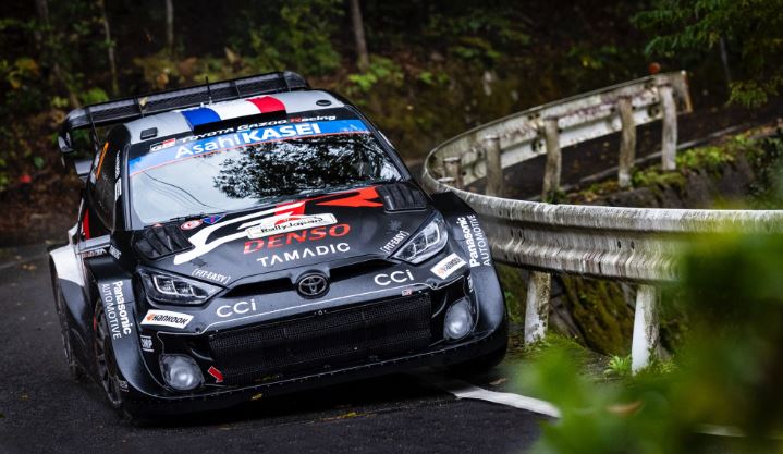 Sébastien Ogier au volant de la Toyota GR Yaris Rally1 sur une spéciale du Rallye du Japon.