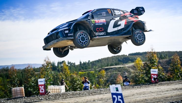 Toyota GR Yaris Rally1 de Sébastien Ogier en saut spectaculaire lors du Rallye du Japon 2025.